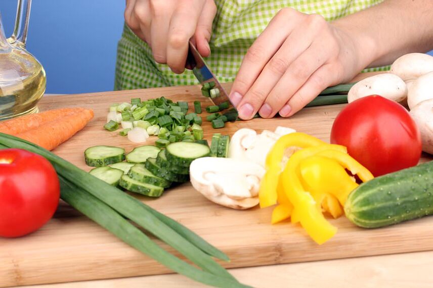 Mempersiapkan salad sayuran untuk tahap Pesiar dari diet Dukan