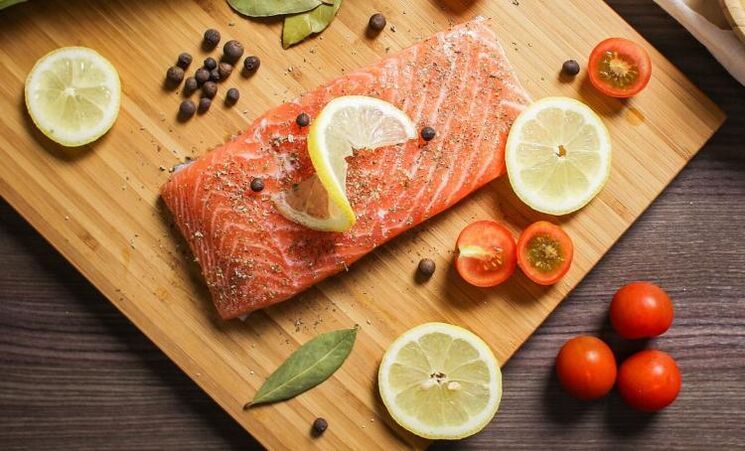 ikan dengan sayuran untuk menurunkan berat badan saat diet