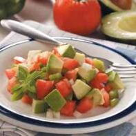 Tomat, alpukat, dan salad keju