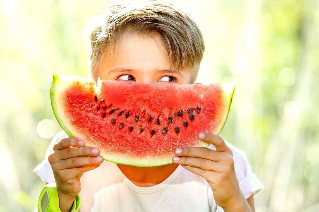 anak makan semangka